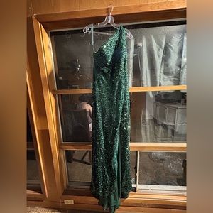 Only used ones and I been having the dress for 5 months only.